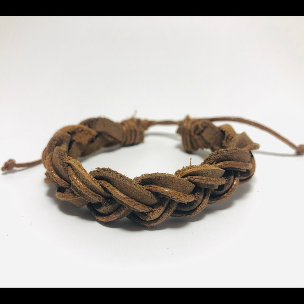 Adjustable leather bracelet